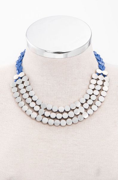 Maxi colar plaquinhas e couro azul